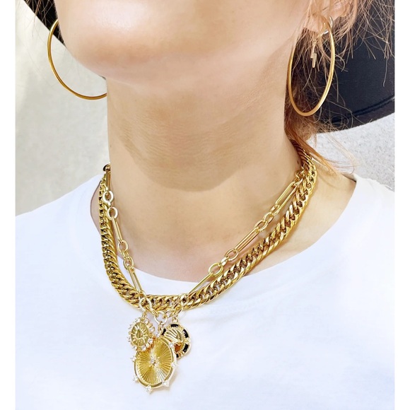 💕 14kt gold plated, crystal, three charm necklace. - Picture 2 of 3